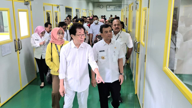 Gubernur Jawa Tengah Ahmad Luthfi melakukan kunjungan kerja dan penanaman pohon Leda di pabrik PT Industri Jamu dan Farmasi Sido Muncul Tbk, Rabu (10/9). Foto: Sido Muncul