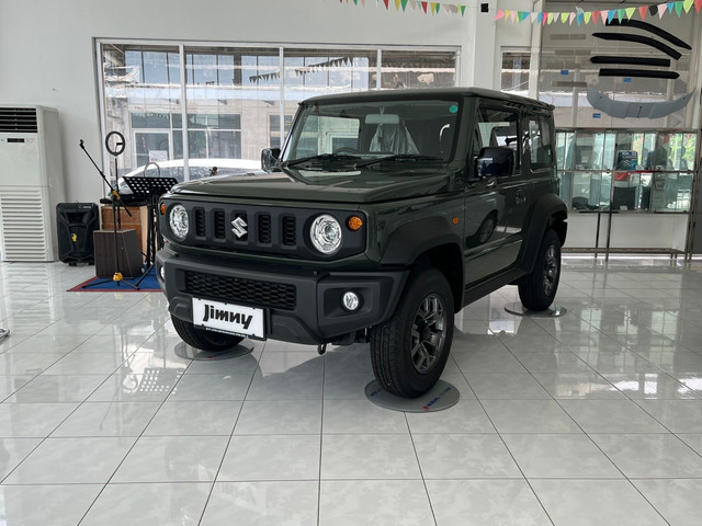 Suzuki Jimny di diler Suzuki Citra Asri Buana Cibinong, Senin (8/9/2025). Foto: Syahrul Ghiffari/kumparan