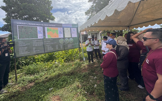 Wamen Stella Christie meninjau lokasi pembangunan Sekolah Garuda. Foto: Dok. Istimewa