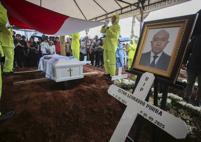 Petugas mengusung peti jenazah almarhum Zetro Leonardo Purba saat akan dimakamkan di TPU Sari Mulya, Setu, Tangerang Selatan, Banten, Kamis (11/9/2025).  Foto: Muhammad Iqbal/ANTARA FOTO