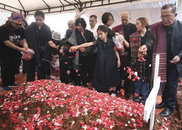 Istri almarhum Zetro Leonardo Purba Priskila Serapinta (kedua kiri) beserta keluarga menaburkan bunga ke makam suaminya usai dimakamkan di TPU Sari Mulya, Setu, Tangerang Selatan, Banten, Kamis (11/9/2025). Foto: Muhammad Iqbal/ANTARA FOTO