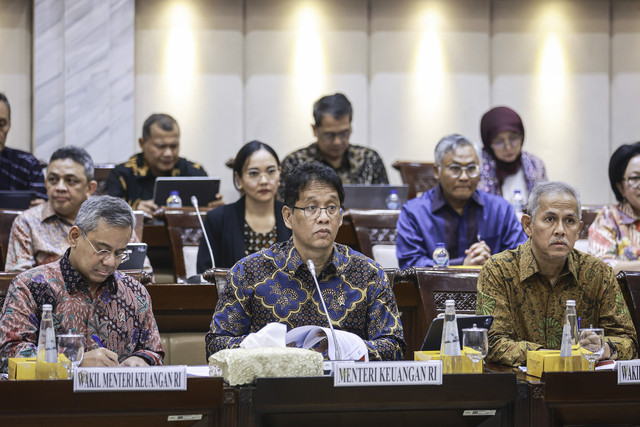 Menteri Keuangan Purbaya Yudhi Sadewa (tengah) bersiap mengikuti rapat kerja dengan Komisi XI DPR di Kompleks Parlemen, Senayan, Jakarta, Kamis (11/9/2025). Foto: Dhemas Reviyanto/ANTARA FOTO