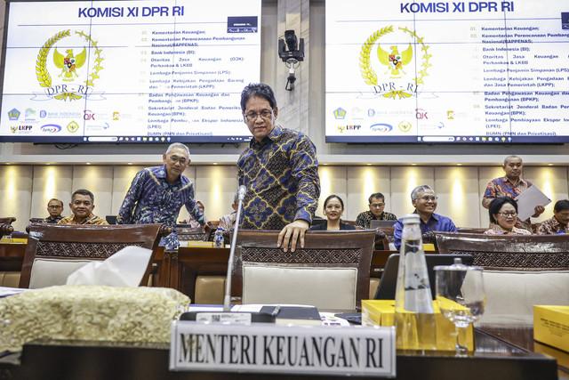 Menteri Keuangan Purbaya Yudhi Sadewa (tengah) bersiap mengikuti rapat kerja dengan Komisi XI DPR di Kompleks Parlemen, Senayan, Jakarta, Kamis (11/9/2025). Foto: Dhemas Reviyanto/ANTARA FOTO