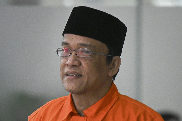 Mantan Wakil Menteri Ketenagakerjaan Immanuel Ebenezer berjalan usai menjalani pemeriksaan di Gedung Merah Putih KPK, Jakarta, Kamis (11/9/2025). Foto: Fauzan/ANTARA FOTO