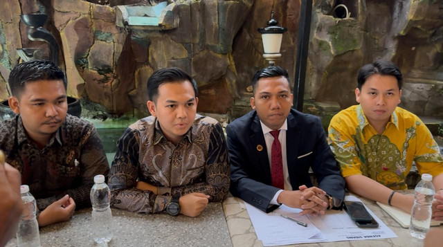 Kuasa hukum anak bos sawit, Muhammad Axel dan A. Rilo Budiman saat membantah pelaporan seorang selebgram di Palembang. Foto : Istimewa