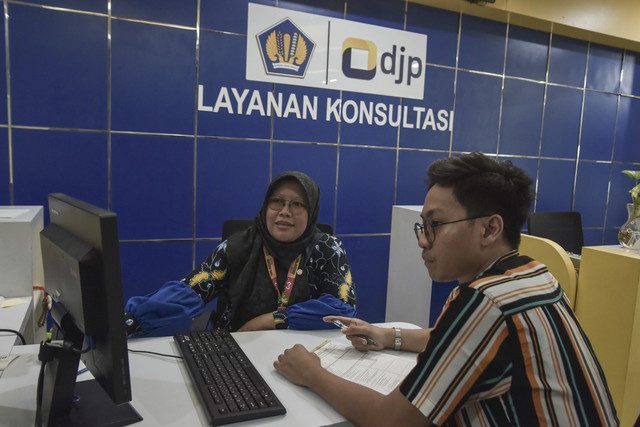 Petugas melayani wajib pajak di Kantor Pelayanan Pajak (KPP) Pratama Jakarta Tanah Abang Dua di Jakarta Pusat, Kamis (11/9/2025). Foto: Fakhri Hermansyah/ANTARA FOTO