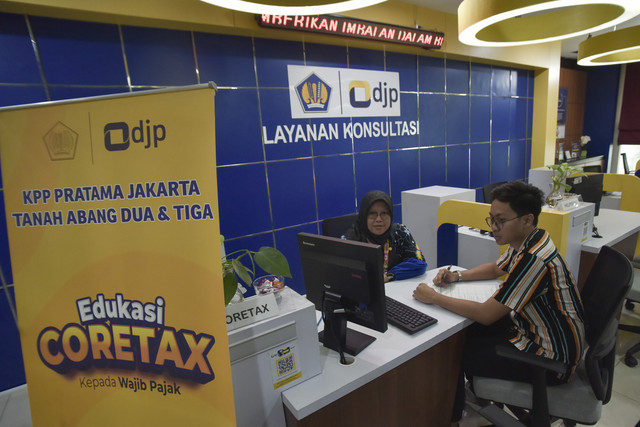 Petugas melayani wajib pajak di Kantor Pelayanan Pajak (KPP) Pratama Jakarta Tanah Abang Tiga di Jakarta Pusat, Kamis (11/9/2025). Foto: Fakhri Hermansyah/ANTARA FOTO