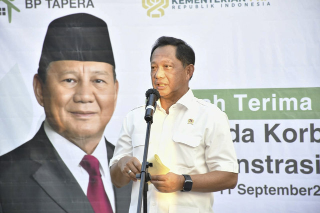Menteri Dalam Negeri Tito Karnavian menyampaikan sambutan saat Kemendagri dan Kementerian PKP menyerahkan bantuan rumah subsidi kepada korban meninggal unjuk rasa di Makassar, Sulsel, pada Kamis (11/8/2025). Foto: Dok. Kemendagri