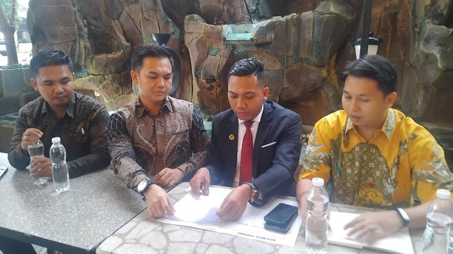 Kuasa hukum AS, A. Rilo Budiman saat memberikan keterangan press. Foto : Istimewa