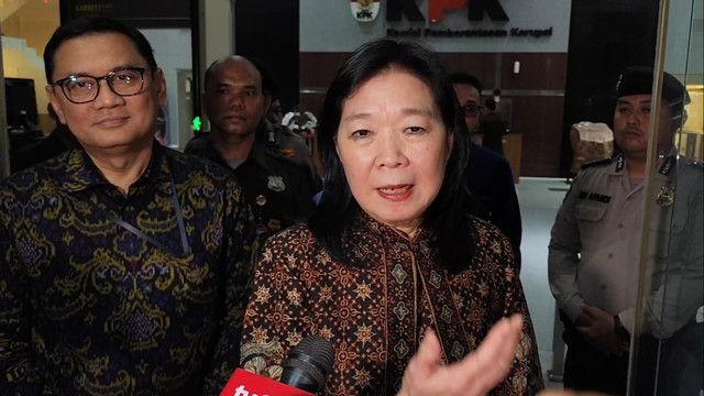 Deputi Gubernur BI Filianingsih Hendarta usai diperiksa di Gedung Merah Putih KPK, Jakarta Selatan, Kamis (11/9/2025). Foto: Jonathan Devin/kumparan
