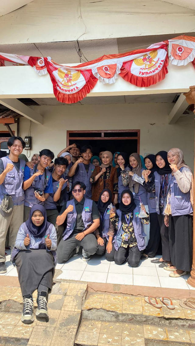 mahasiswa KKN Moderasi Beragama posko 35 berfoto dengan bupati kendal di Balai desa Pandes 