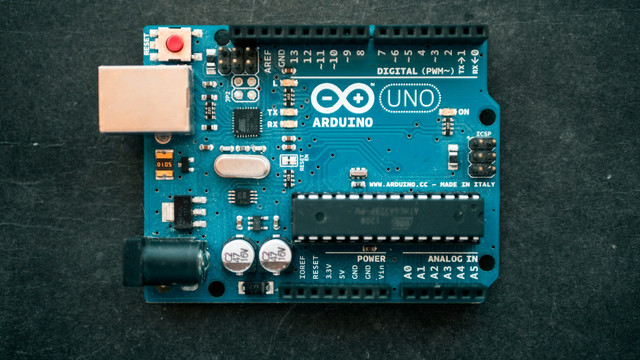 Jenis-jenis Arduino. Foto Arduino Uno. Sumber Unsplahs Harrison Broadbent