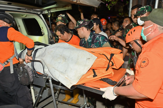 Petugas memindahkan kantong jenazah korban yang ditemukan di sekitar bangunan ruko yang hancur akibat diterjang banjir di kawasan Jalan Sulawesi, Denpasar, Bali, Kamis (11/9/2025). Foto: Fikri Yusuf/ANTARA FOTO