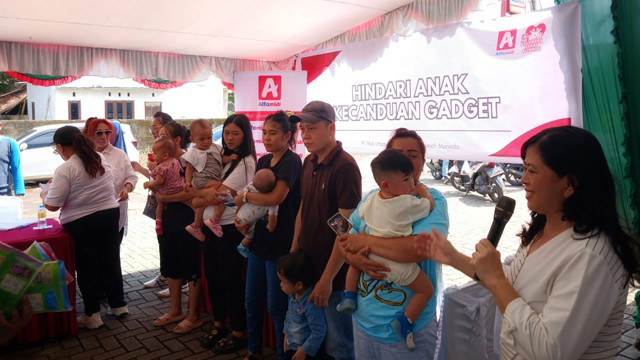 Suasana kegiatan edukasi yang dilakukan Alfamidi kepada orang tua di Kota Manado.