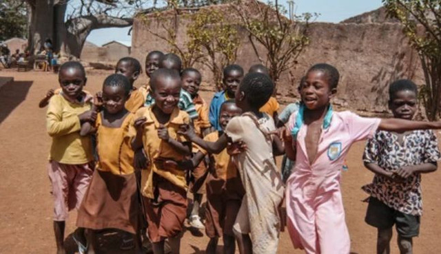 Anak-anak di Republik Demokratik Kongo secara alami lebih mudah belajar bahasa Indonesia lewat interaksi sehari-hari dengan para prajurit TNI yang bertugas menjaga perdamaian di sana. (Sumber: Shutterstock)