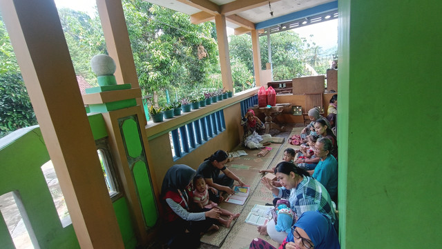Mahasiswa KKN 31 mendampingi kegiatan kelas balita di dusun saren Foto: Moh. Habil Asshidiqi