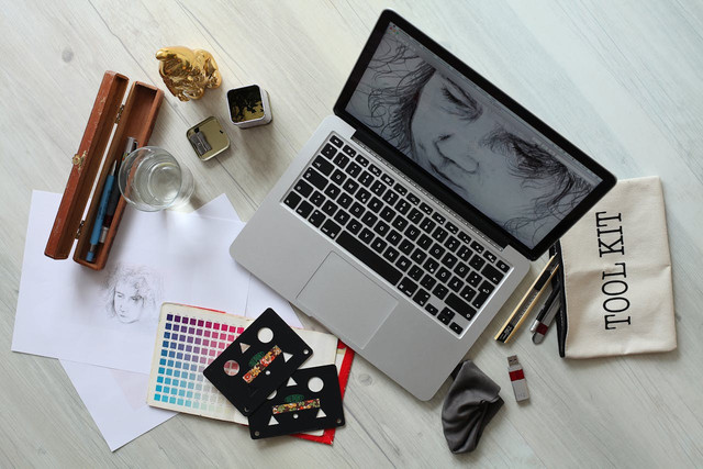 Ilustrasi laptop yang cocok untuk desain grafis pemula. Foto: Pexels