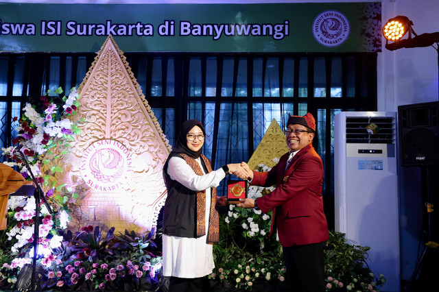 Bupati Banyuwangi, Ipuk Fiestiandani (kiri) dan Rektor Institut Seni Indonesia (ISI) Surakarta Prof. I Nyoman Sukerna (kanan) pada peresmian ISI Surakarta Kelas Banyuwangi pada Rabu (10/9/2025). Foto: Dok. Istimewa