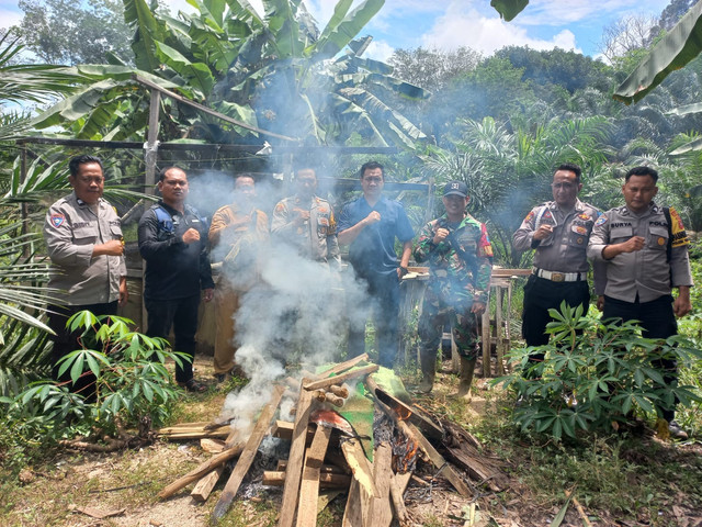 Polisi saat membakar arena sabunh ayam di Ketapang. Foto: Dok. Polres Ketapang