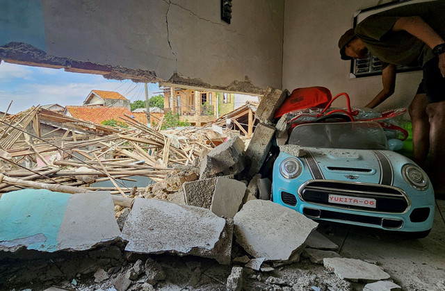 Warga memeriksa rumahnya yang rusak terdampak ledakan misterius di Pondok Cabe Ilir, Pamulang, Tangerang Selatan, Banten, Jumat (12/9/2025).  Foto: Muhammad Iqbal/ANTARA FOTO