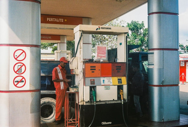Ilustrasi harga bensin Pertamax 1 Liter. Foto: Unsplash/ jason song
