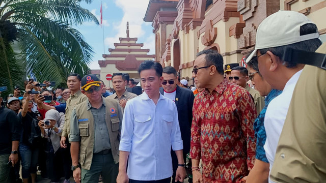 Gibran Rakabuming Raka mengunjungi Pasar Kumbasari dan Pasar Badung di Kota Denpasar, Bali, yang porak poranda akibat banjir, Jumat (12/9/2025). Foto: Denita br Matondang/kumparan