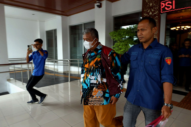 Lurah Tegaltirto, Kapanewon Berbah, Kabupaten Sleman, Sarjono ditangkap Kejati DIY karena menjual Tanah Kas Desa (TKD), Jumat (12/9/2025). Foto: Arfiansyah Panji Purnandaru/kumparan