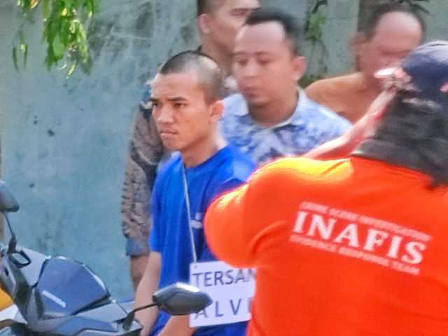 Tersangka Bripda Alvian M. Sinaga saat rekonstruksi kasus pembunuhan di Indramayu. (12/9/2025) Foto: Dok. kumparan