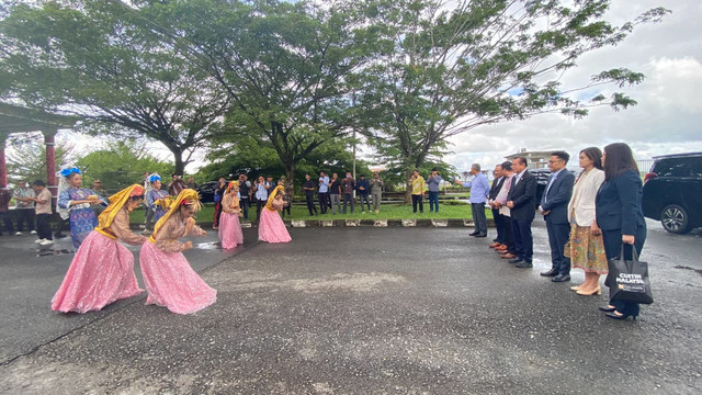 Penumpang penerbangan perdana AirAsia rute Kuching–Pontianak (AK1781) dilepas secara resmi oleh Menteri Pengangkutan Sarawak, Malaysia, Dato' Sri Lee Kim Shin bersama Pelaksana Tugas Konsul Jenderal Republik Indonesia di Kuching, Musa Derek Sairwona, serta rombongan untuk melakukan kunjungan resmi ke Pontianak, Kalimantan Barat. Foto: Alycia Tracy Nabila/Hi!Pontianak