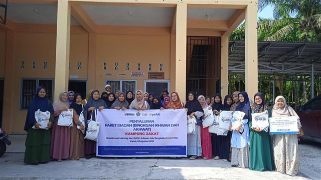 BPKH dan DT Peduli menyalurkan Paket Ibadah untuk Warga Kampung Zakat Desa Boncah Mahang, Bathin Solapan (Sumber : DT Peduli)