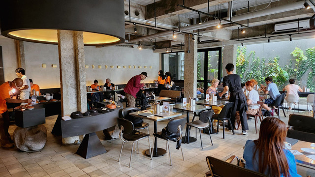 Suasana Knots di Kemang Timur, Jakarta Selatan-Fam trip Jakarta Dessert Week 2025 bersama Disparekraf DKI di beberapa kafe Jakarta (11/9/25). Foto: Azalia Amadea/Kumparan