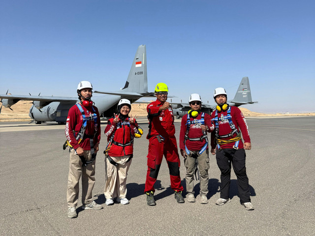 Meylinda saat misi Airdrop ke Gaza. Foto: Dok. Tim Peduli