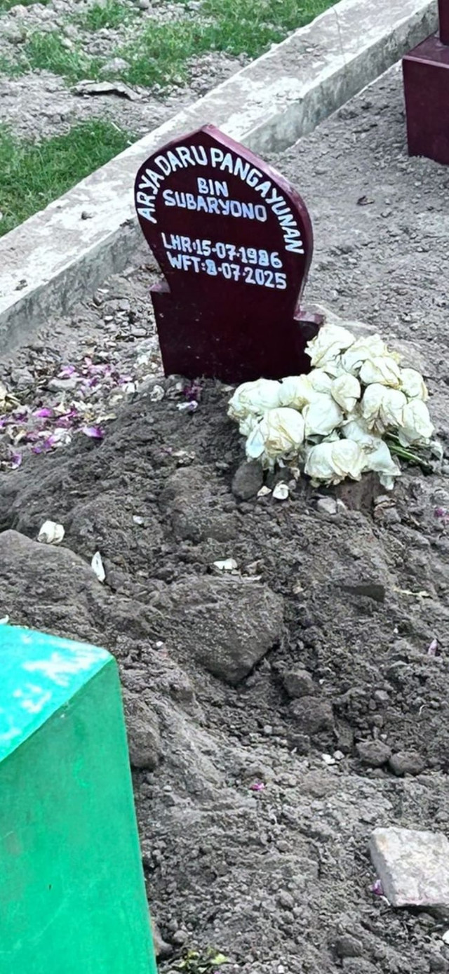 Kuburan Arya Daru Pangayunan pada tanggal 27 juli 2025 yang di acak-acak oleh orang misterius dan diletakkam kembang putih di nisan Almarhum. Foto: Arfiansyah Panji Purnandaru/kumparan