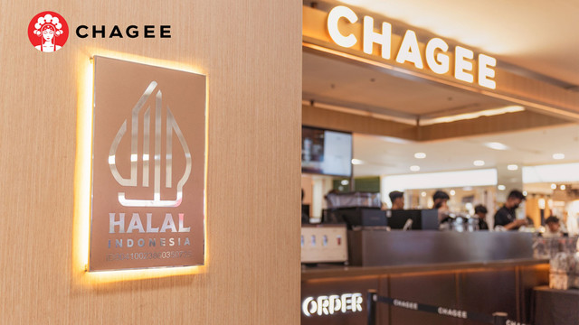 CHAGEE Indonesia resmi mendapatkan sertifikat halal yang diberikan langsung oleh Badan Penyelenggara Jaminan Produk Halal (BPJPH). Foto: Dok. Chagee Indonesia