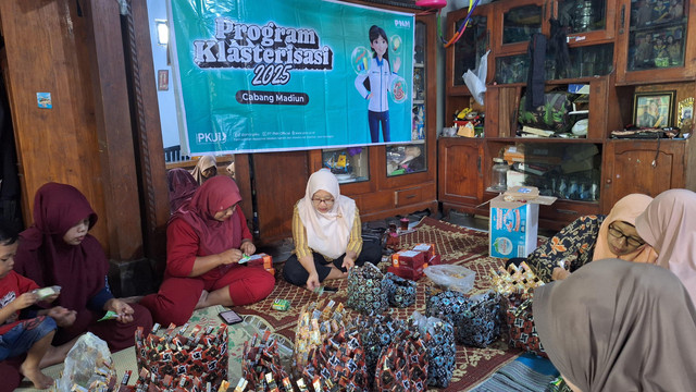 PNM menghadirkan Program Klasterisasi di Madiun lewat pelatihan menganyam dari limbah plastik untuk meningkatkan nilai ekonomi dan menambah pendapatan keluarga. Foto: Dok. PNM