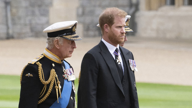 Raja Inggris Charles III (kiri) berjalan bersama putranya, Pangeran Harry, saat mereka tiba di Kapel St. George di dalam Kastil Windsor pada 19 September 2022, menjelang Upacara Pemakaman untuk Ratu Elizabeth II. Foto: David Rose / POOL / AFP
