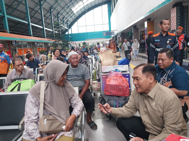 Anggota Komisi VII DPR RI, Bambang Haryo Soekartono, saat berdialog dengan penumpang kereta api di Stasiun Kertapati Palembang. (ist)