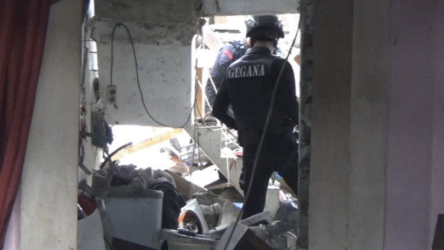 Gegana Polri dan Brimob bersenjata lengkap diturunkan ke lokasi ledakan di Pondok Cabe Ilir, Pamulang, Tangerang Selatan (Tangsel), Jumat (12/9/2025). Foto: Dok. kumparan