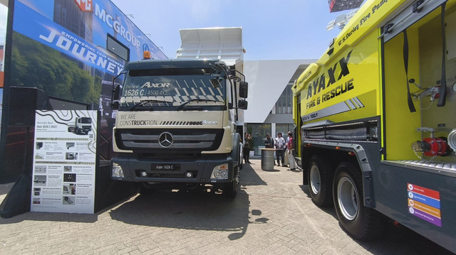 Lini truk Mercedes-Benz yang dibawa PT Daimler Commercial Vehicle Indonesia (DCVI) di pameran Indonesia Energy & Engineering (IEE) 2025, Kemayoran Jakarta. Foto: Sena Pratama/kumparan