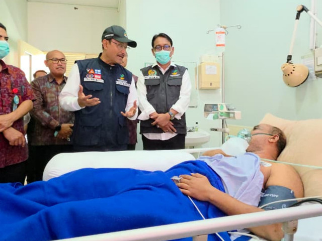 Muis (50) menjadi salah satu korban selamat dalam insiden robohnya bangunan toko kain yang berada di bantaran sungai atau Tukad Badung, Jalan Hasanuddin, dirawat di RSUP Prof IGNG Ngoerah Denpasar Kota, Bali, Jumat (12/9/2025). Foto: Denita br Matondang/kumparan