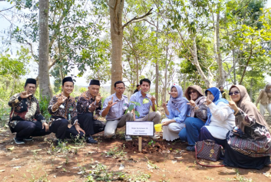 11 calon pengantin di Kapanewon Paliyan, Gunungkidul, mengikuti Program Menikah Menanam. Foto: BKSDA Yogya