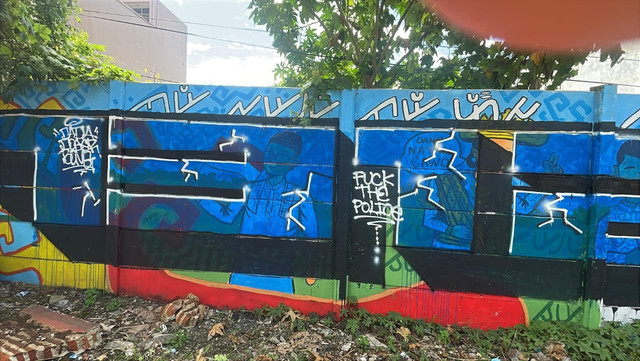 Penambakan Mural Vandalisme depan Central Plaza. | Foto : Taufik H/ Lampung Geh