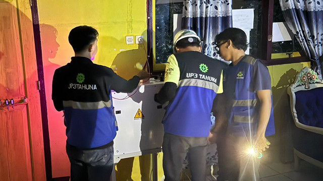 Petugas PLN saat memasang instalasi SuperSUN untuk memenuhi kebutuhan listrik di SMP Negeri 3 Satu Atap Desa Beeng Laut, Kabupaten Kepulauan Sangihe, Sulawesi Utara. (foto: istimewa)