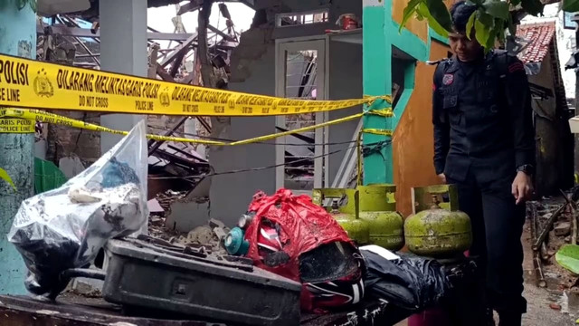 Barang bukti yang dibawa petugas dari lokasi ledakan permukiman di Pamulang, Tangsel, Jumat (12/9/2025). Foto: Dok. kumparan