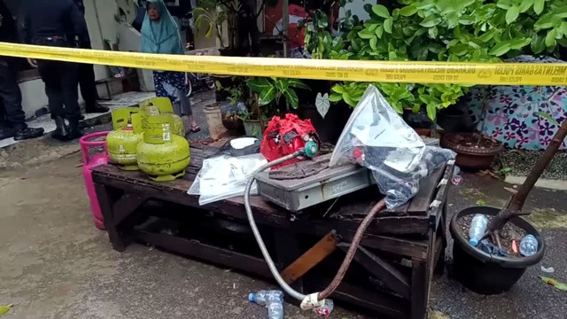 Barang bukti yang dibawa petugas dari lokasi ledakan permukiman di Pamulang, Tangsel, Jumat (12/9/2025). Foto: Dok. kumparan