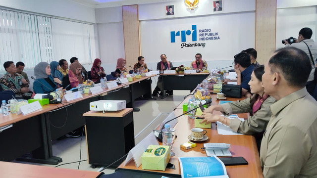 Komisi VII DPR RI dalam kunjungannya ke Kantor RRI Palembang, Jumat (12/9/2025). Foto : Istimewa