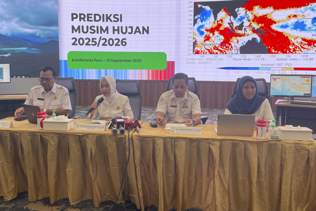 Kepala BMKG, Dwikorita Karnawati (kedua kiri), dalam konferensi pers terkait prakiraan musim hujan 2025-2026 dan perkembanhan kondisi cuaca nasional, di Kantor BMKG, Jakarta Pusat, Jumat (12/9/2025). Foto: Fadhil Pramudya/kumparan