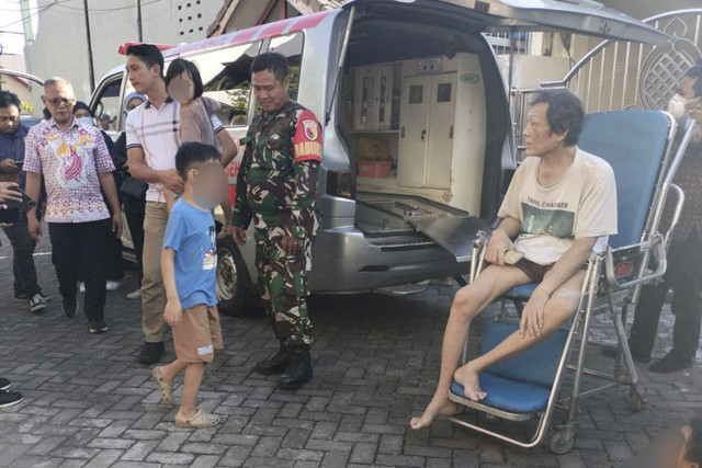 DP3APPKB Surabaya mengevakuasi dua bocah berinisial A (4 tahun) dan B (7 tahun) yang diduga mendapat kekerasan serta eksploitasi oleh ayahnya, BS, di rumahnya di Kutisari Selatan, Surabaya. Foto: Dok. DP3APPKB Surabaya
