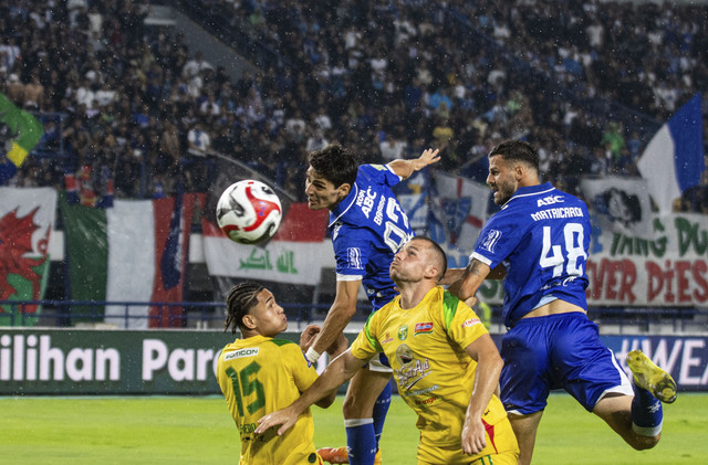 Pemain Persib Bandung Federico Barba (kedua kiri) berebut bola udara dengan dua pesepak bola Persebaya Surabaya saat laga lanjutan BRI Super League 2025 di Stadion Gelora Bandung Lautan Api (GBLA), Bandung, Jawa Barat, Jumat (12/9/2025). Foto: Novrian Arbi/ANTARA FOTO