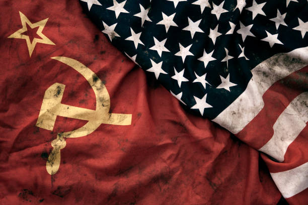 Bendera Amerika Serikat dan Uni Soviet sebagai simbol Perang Dingin (Sumber: gettyimages)